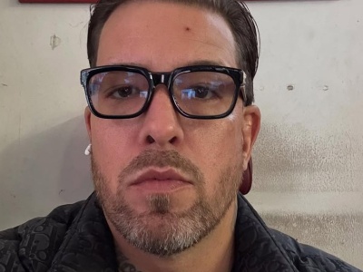 Sentino odwołał koncert, „bo pies ugryzł matkę w dłoń”