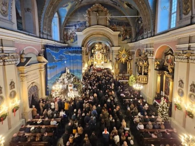 Tłumy w Kalwarii Zebrzydowskiej. Święta w sanktuarium i opowieść, która skłania do myślenia