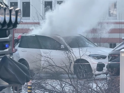 BMW w płomieniach przy Hotelu Cieplice