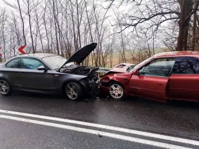 Czołowe zderzenie na DK59 w Zalcu. Droga całkowicie zablokowana