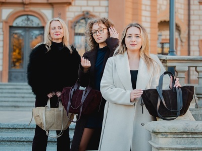 Ta jedna torba. Dlaczego zamszowe torebki zostają z nami na dłużej