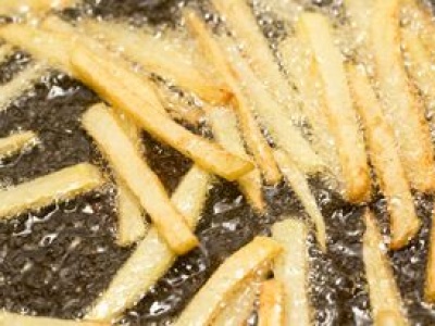 Powodują choroby serca i cukrzycę. W Polsce są dodawane na potęgę, inne kraje zakazują