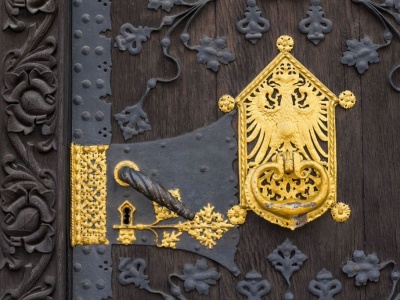 Zapomnij o złotych klamkach. Dlaczego najbogatsi Polacy płacą dziś miliony za ciszę i miedź z recyklingu?