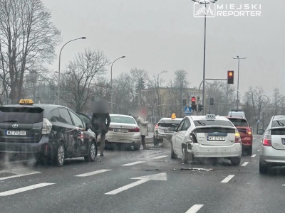 Zderzenie 5 pojazdów we Włochach. Rozbite trzy pojazdy przewozu osób. Występują utrudnienia w ruchu