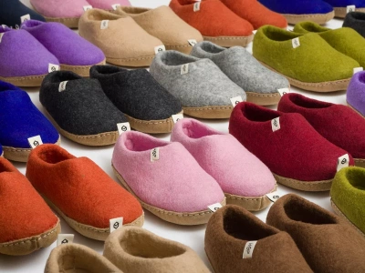 Najbardziej pożądane tej zimy? Wełniane kapcie od polskich projektantów