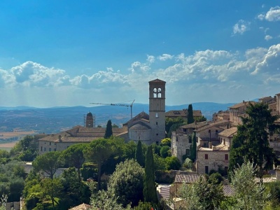 Miasto na zboczu góry przyciąga tłumy. Ukryta perła Włoch