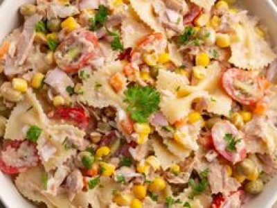 Na sylwestra robię sałatkę koktajlową z tuńczykiem. Klasyk z bankietów i domowych imprez