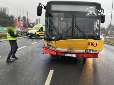 Zderzenie autobusu miejskiego z osobówką na Białołęce. Trzy pasy zablokowane