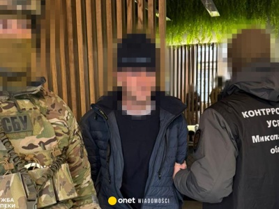 Fałszywy turysta planował zamach na oficera w Ukrainie. Właśnie wyjmował pistolet