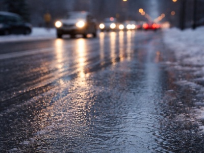 Uwaga na marznące opady w Krakowie. Warszawa już walczy z gołoledzią. „Jest dramat”