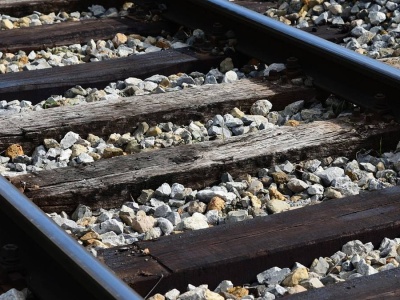 Uszkodzony fragment torów w woj. opolskim. Służby pracują na miejscu, wykonano wstępne oględziny