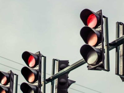 Wciskasz sprzęgło przed światłami? Mechanik już zaciera ręce