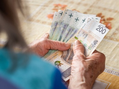Waloryzacja emerytur 2026. Niepewność i obawy wśród seniorów