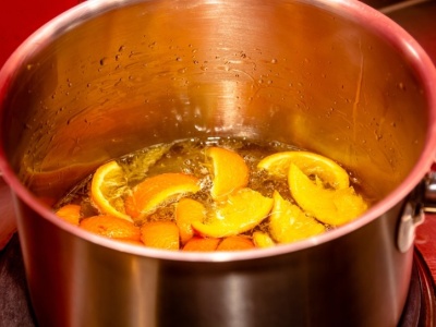 Zamiast wyrzucać, zagotuj. Zyskasz czyste powietrze i świeży zapach