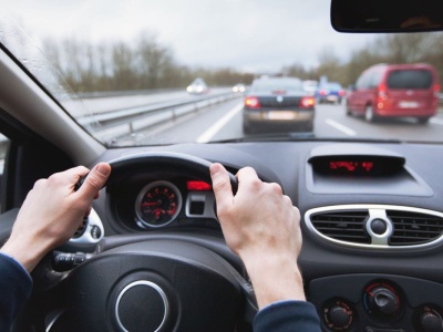 Wyprzedzanie z prawej strony. Czy naprawdę można to zrobić legalnie?