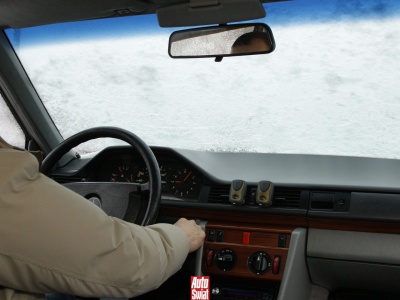 Zamarznięta od wewnątrz przednia szyba? Unikaj tych metod, jeśli szanujesz budżet