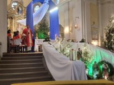 Ksiądz nagle zasłonił się na mszy. Wierni wybuchli śmiechem