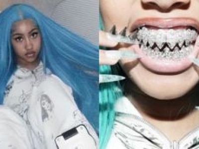 12-letnia North West w niebieskich włosach świeci grillem na zębach. 