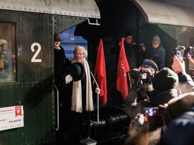 Tłumy na inscenizacji przybycia polityka i kompozytora do Poznania