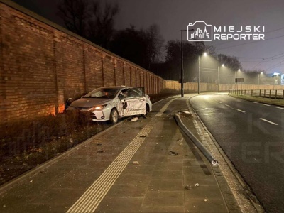 Poszukiwana i z sądowym zakazem prowadzenia pojazdów wjechała w latarnię i mur cmentarza na Woli