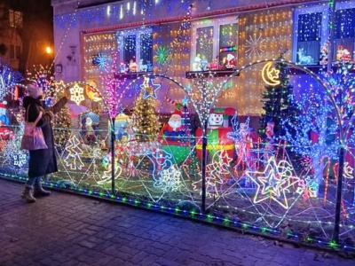 Bielany: najpiękniej udekorowany budynek zachwycił przechodniów. To zdjęcie robi furorę w Internecie. 