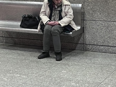 W metrze Młociny siedzi bezdomny mężczyzna. Jest trzeźwy. Mieszkanka szuka dla niego pomocy