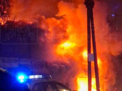 Pożar lokali usługowych na Bakalarskiej. Część jest w ogniu. Trwa akcja gaśnicza