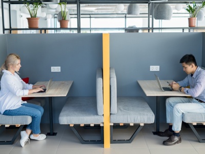 Mniej ofert, mniej podwyżek, powrót do biur - tak zmieniał się rynek pracy w 2025 r.