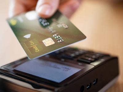 Nigdy nie rób tego w restauracji. Ten błąd może kosztować setki złotych