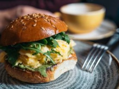 Zapomnij o owsiance i nudnych kanapkach. Ten śniadaniowy burger wymiata