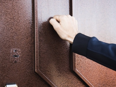 Pukają do drzwi w całej Polsce. Obowiązkowa kontrola jest odpłatna