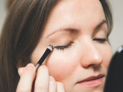 Makijaż niczym lifting na opadającą powiekę. Wystarczy nałożyć w kąciku oka