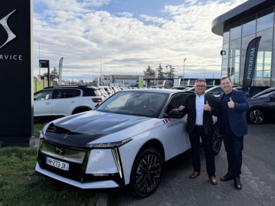 Zachwycony klient odbiera nowego DS N°8. „Jakby wejść do luksusowego salonu meblowego”