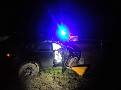 Groźne zdarzenie na DK45 w gminie Rudnik. Samochód dachował na wysokości Ponięcic