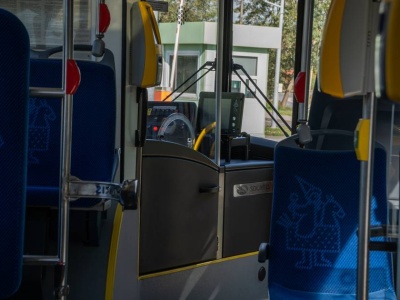 Zwyzywali kobietę w autobusie. Jej syn nie zamierza odpuścić. 