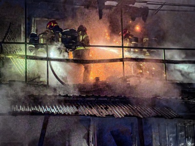 Warszawa. Wielki pożar targowiska na Bakalarskiej. 50 strażaków w akcji