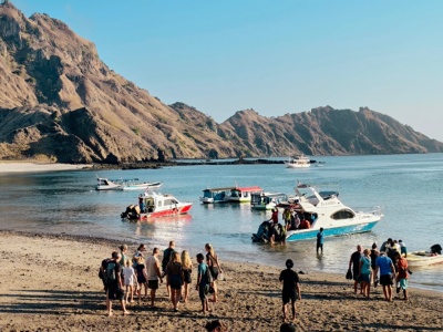 Fala uderzyła w statek turystyczny w Indonezji. Zaginęła czteroosobowa rodzina