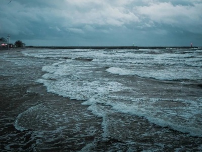 Ogromny wiatr i gigantyczne fale. Ekstremalny sztorm wywołał paraliż komunikacyjny