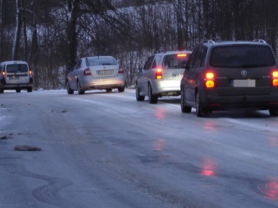 Jak jeździć, gdy panuje gołoledź? Jest kilka podstawowych zasad