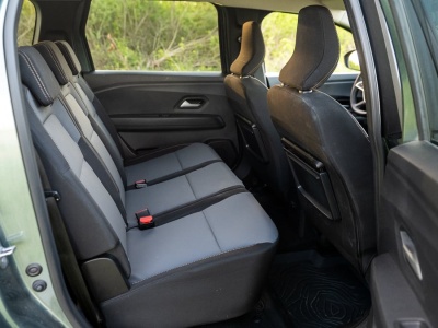 Dacia z lampami kojarzącymi się z Volvo potaniała do 68 205 zł. Oferuje zasięg do 1330 km