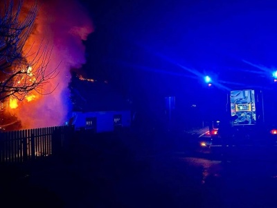Nocny pożar domu. Z ogniem walczyło pięć zastępów straży
