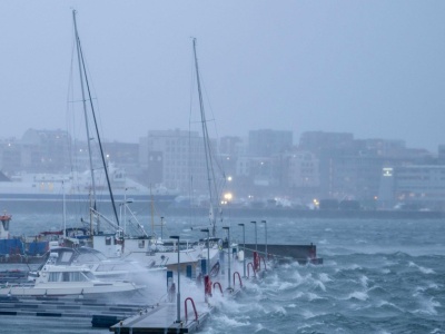 Wiatr jak taran. Auto zdmuchnięte z drogi, tysiące ludzi bez prądu. Sztorm zmierza do Polski