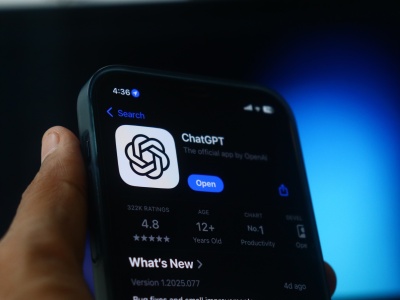 Pod tym względem ChatGPT nie powinien zastępować człowieka. A jednak to robi