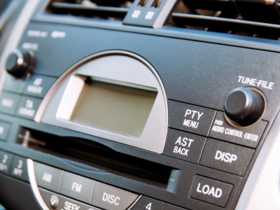 PTY i AF w radiu samochodowym: Jak działają tajemnicze funkcje i kiedy się przydają