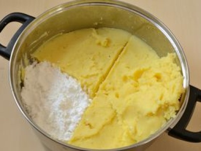 Babcia zawsze trzyma się złotej zasady. Kluski śląskie wychodzą jędrne i mięciutkie