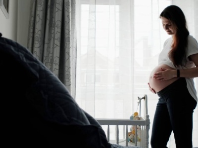 Kobieta urodziła w domu bez pomocy położnej i zmarła. 