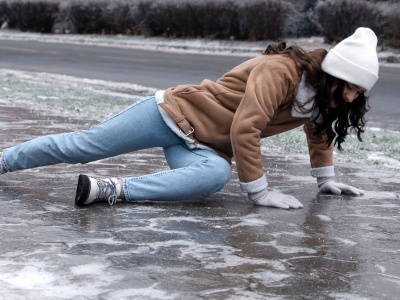 Odszkodowanie za poślizgnięcie się. Rekordowa kwota to 322 tys. zł. Polacy muszą pamiętać o kilku rzeczach