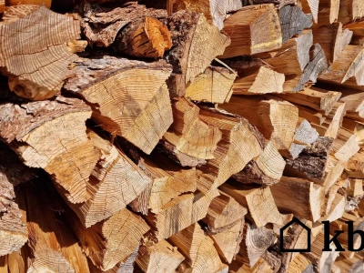 Zbyt długie sezonowanie drewna może być równie niebezpieczne jak zbyt krótkie. Oto, co się dzieje ze 