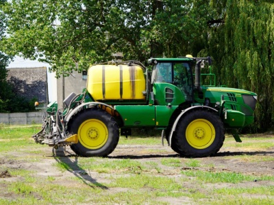 Szybciej, dokładniej, ale drożej. Kiedy opryskiwacz samojezdny ma sens