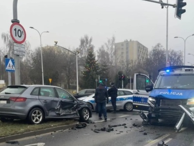 Wypadek z udziałem policyjnego radiowozu. Jeden funkcjonariusz trafił do szpitala
